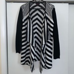 Material Girl | Black and White Open High/Low Sweater | EUC